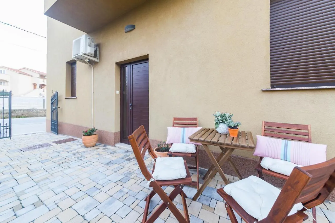 Apartment Ema Zara 0*,  Croazia